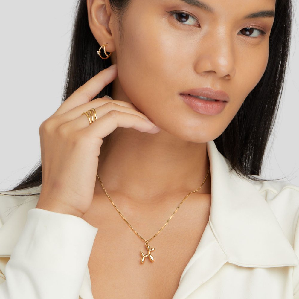 Nerina – Halsband mit Hund und goldenem Ball-Anhänger