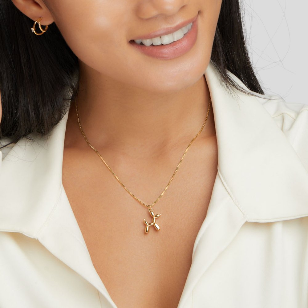 Nerina – Halsband mit Hund und goldenem Ball-Anhänger