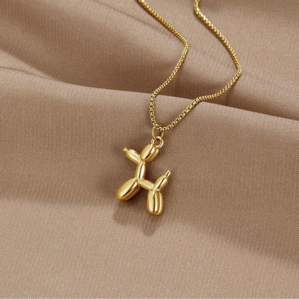 Nerina – Halsband mit Hund und goldenem Ball-Anhänger
