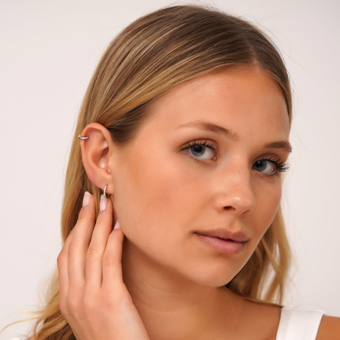 Set von minimalistischen CZ-Ringen - Huggie Hoop Ohrringe