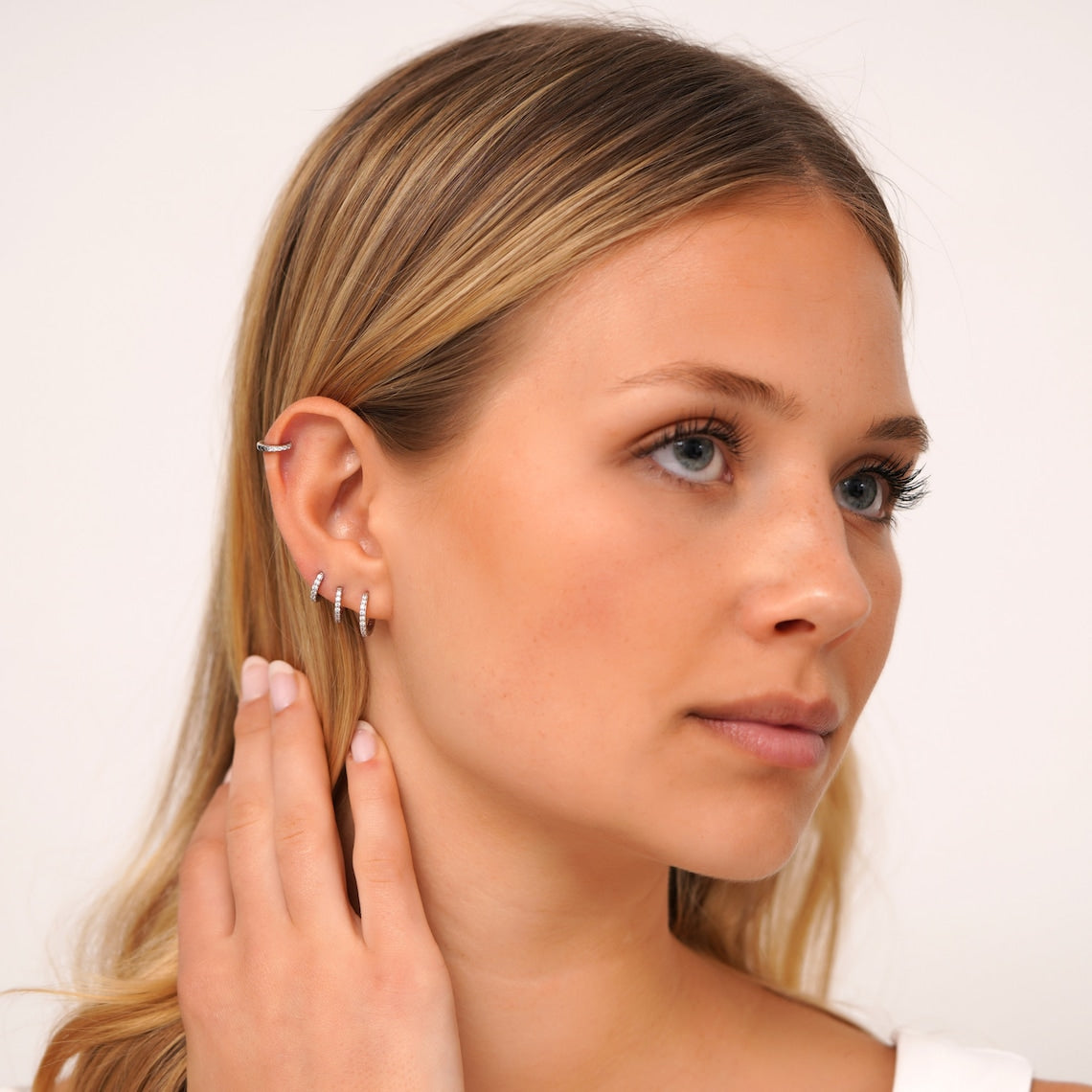Set von minimalistischen CZ-Ringen - Huggie Hoop Ohrringe