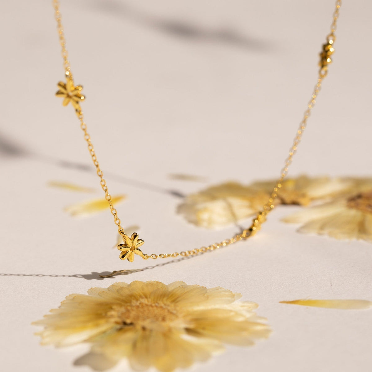 Blumen-Halskette - Halskette mit Margeriten und Perlen