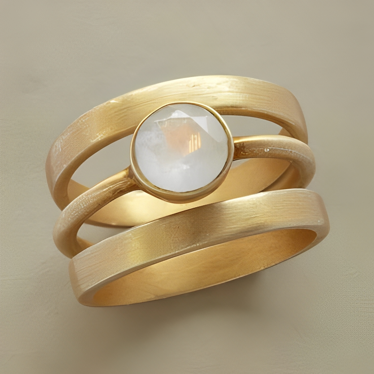 Jaira – Vintage Gold Ring with Integrated Moonstone