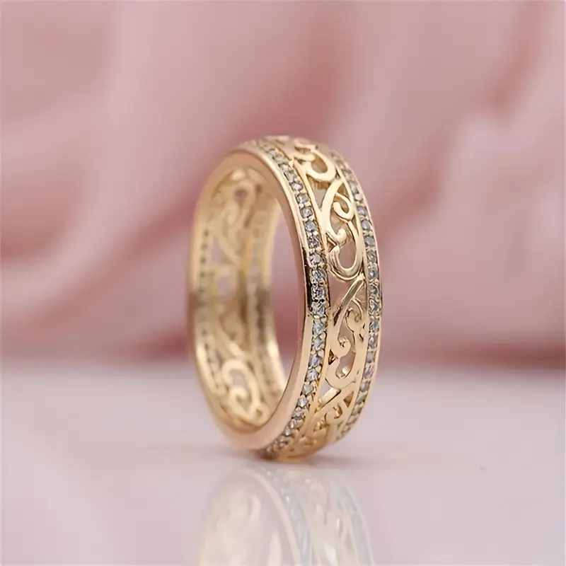 Elena – Hohlring aus goldenem, glänzendem Material