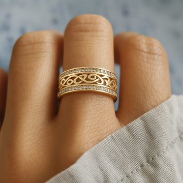 Elena – Hohlring aus goldenem, glänzendem Material