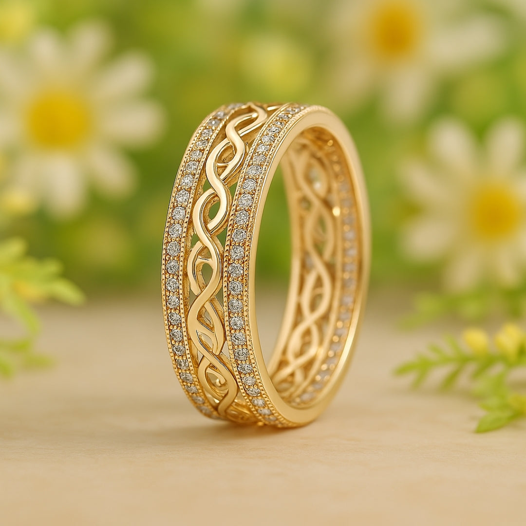 Elena – Hohlring aus goldenem, glänzendem Material