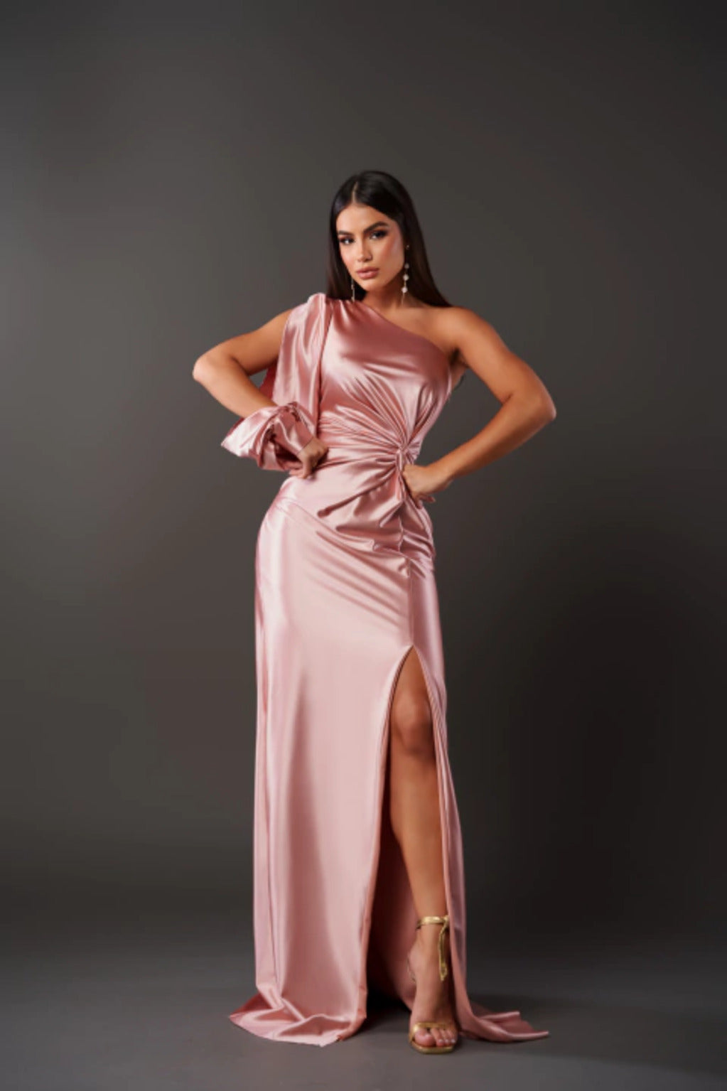 Florence – Elegantes Satinkleid mit asymmetrischer Schulter