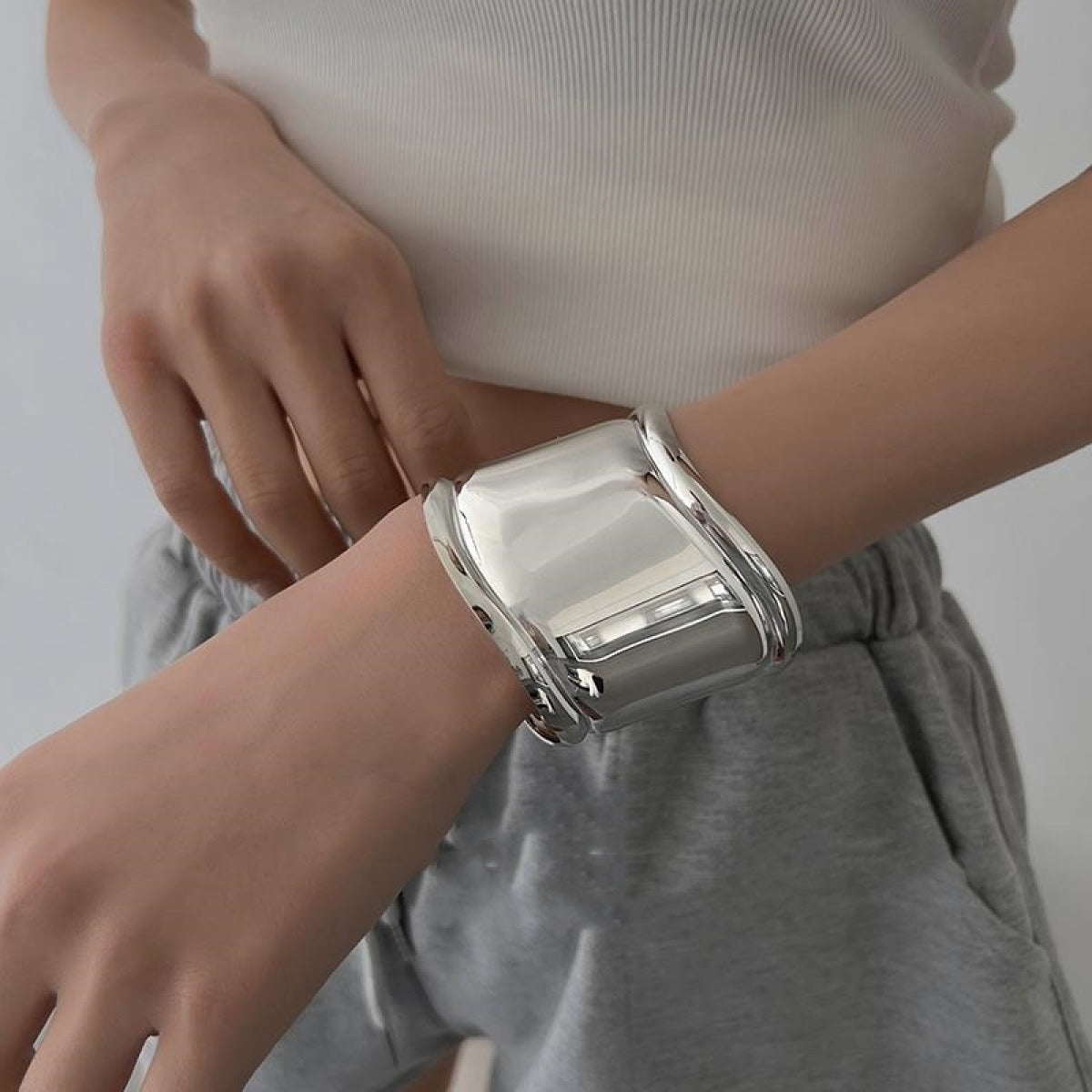 Daria – Breite Metallarmband