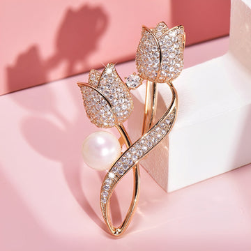 Jackie – Brosche in Form eines goldenen Tulpen mit Zirkonia und Perle, Gold