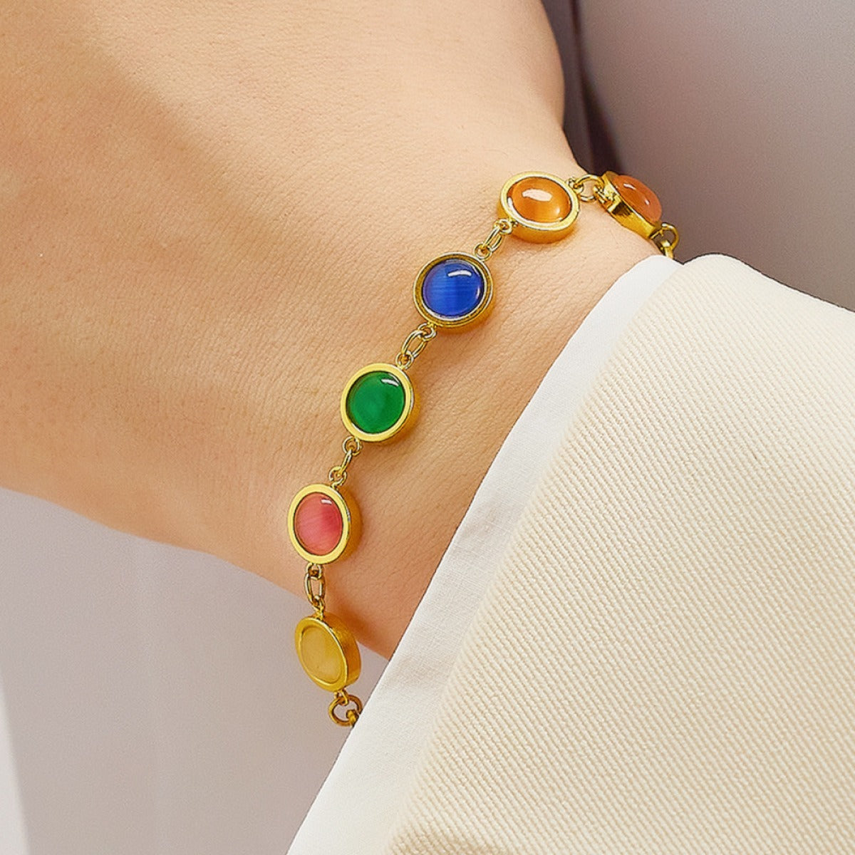Maisie – Goldene Armbanduhr mit farbigem Stein