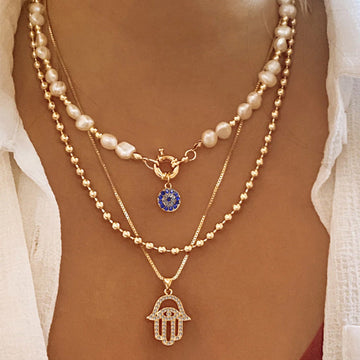 Jade – Halskette mit Perlen in mehreren Ebenen und Hamsa