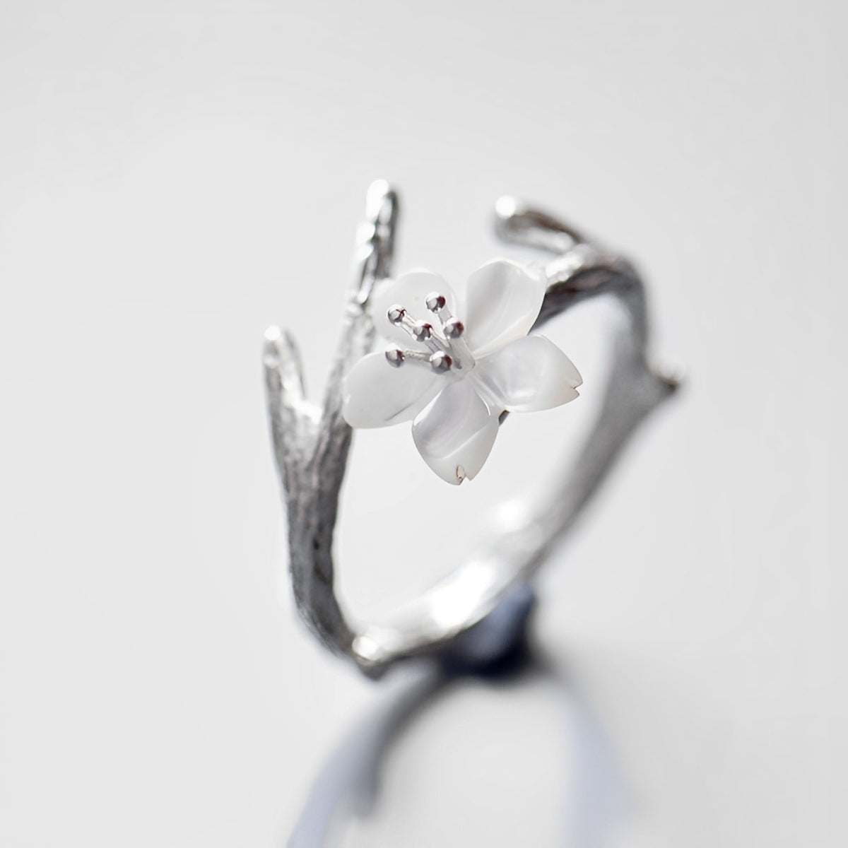 Lilou – Verstellbarer Vintage-Ring mit weisser Blume