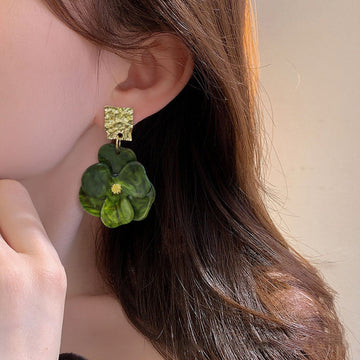 Kai – Ohrringe hängend von Blumen in Gold
