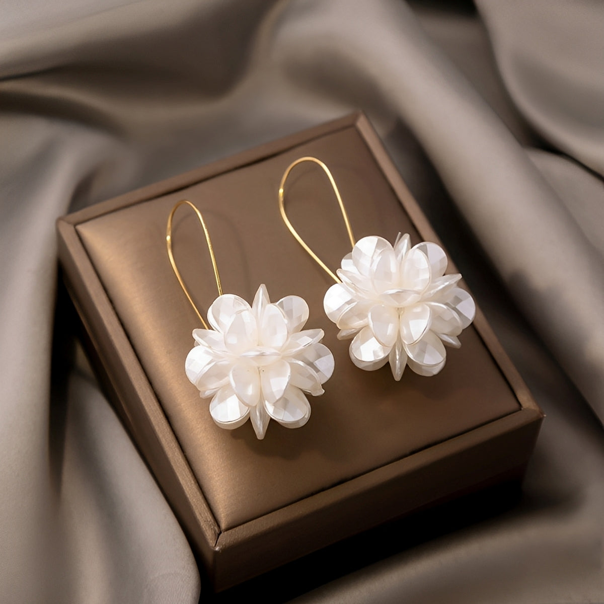 Florina – Ohrringe mit weißen Blumen und natürlichem Charme