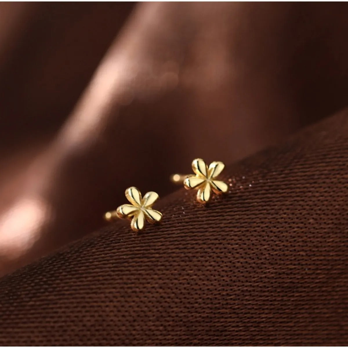 Lily – Kleine Ohrringe aus Gold