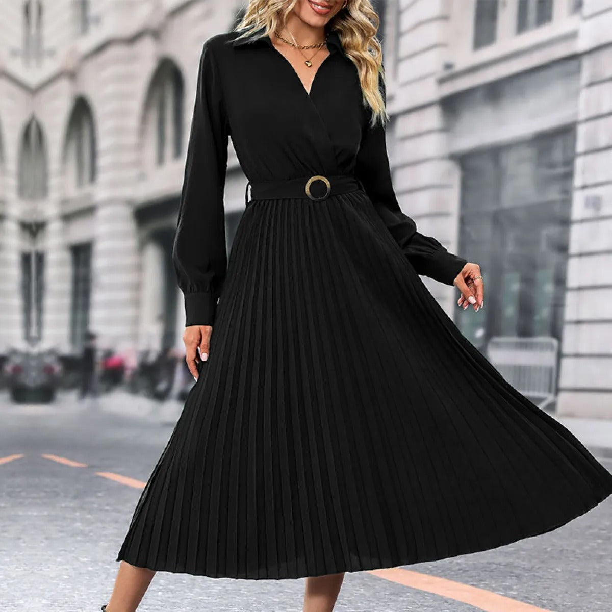 Clara - Schickes Kleid mit V-Ausschnitt und goldener Gürtelschnalle