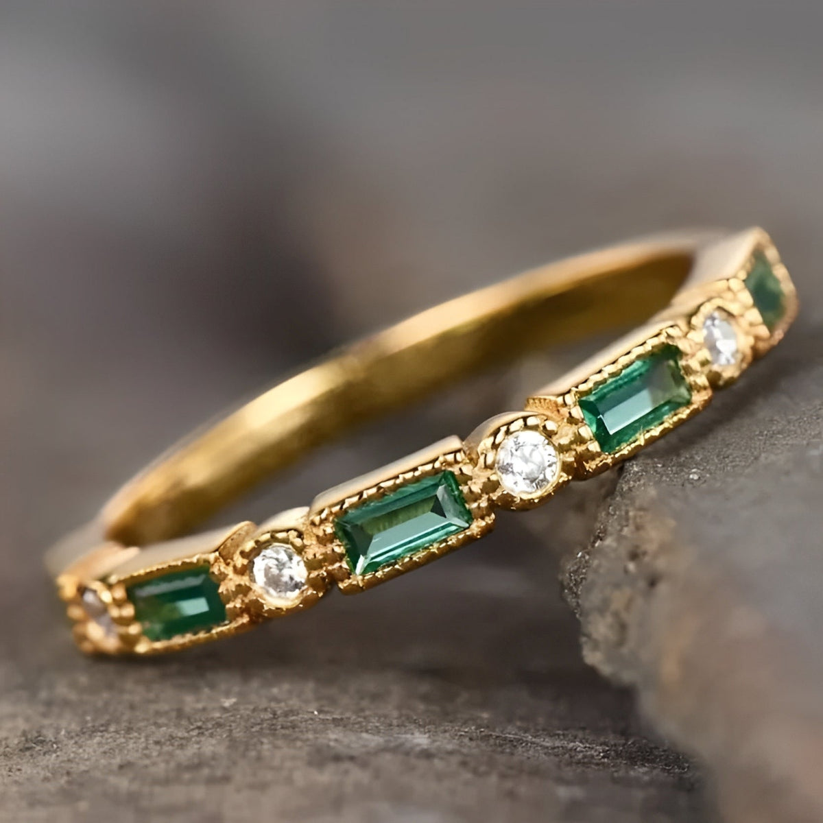 Sana – Vintage Ring in Gold mit Eingefasstem Grünen Zirkon