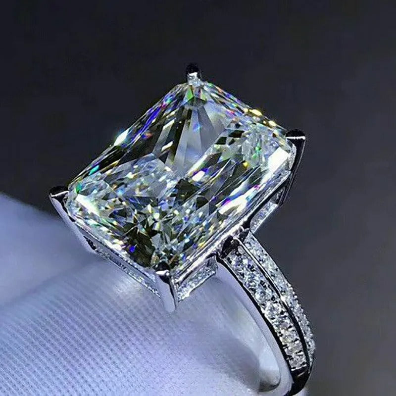 Jade – Ring mit großer Zirkonia