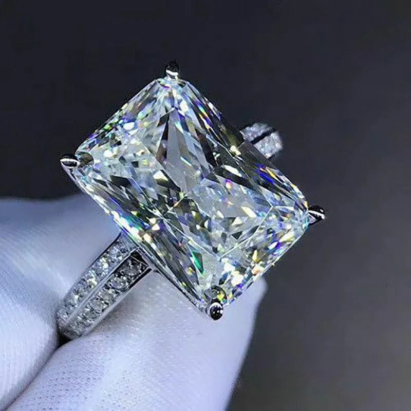 Jade – Ring mit großer Zirkonia