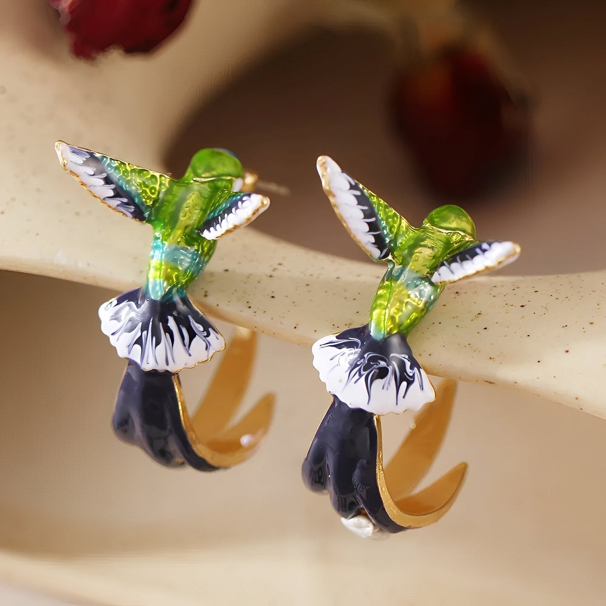 Wendy – Vintage emaillierte Kolibri-Ohrringe
