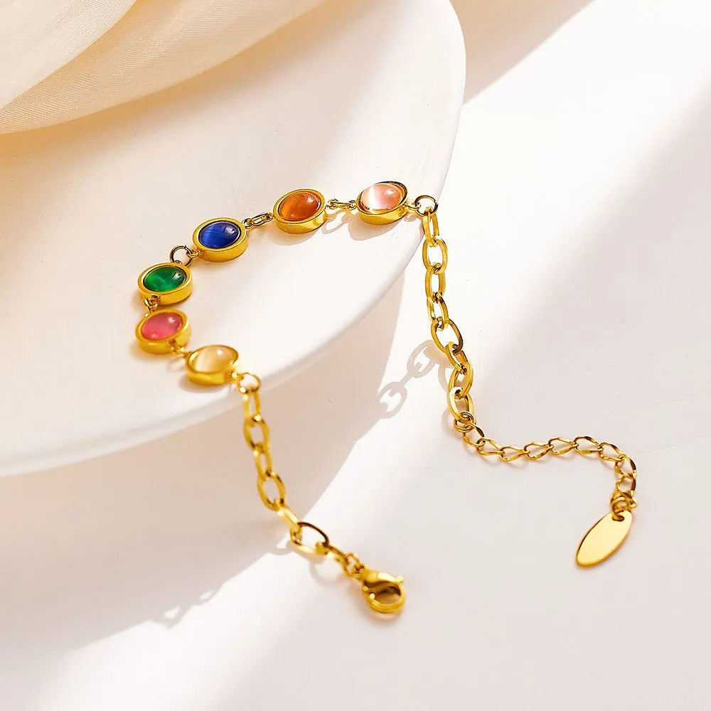Maisie – Goldene Armbanduhr mit farbigem Stein