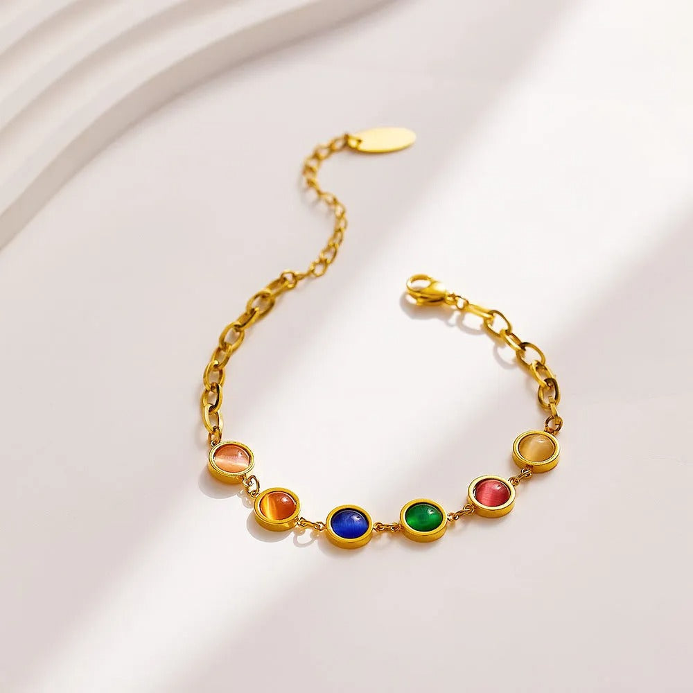 Maisie – Goldene Armbanduhr mit farbigem Stein