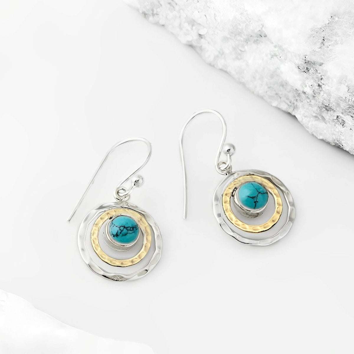 Nayah – Pendientes Boho Saturno mit Turquoise Stein, Finish in Silber und Gold
