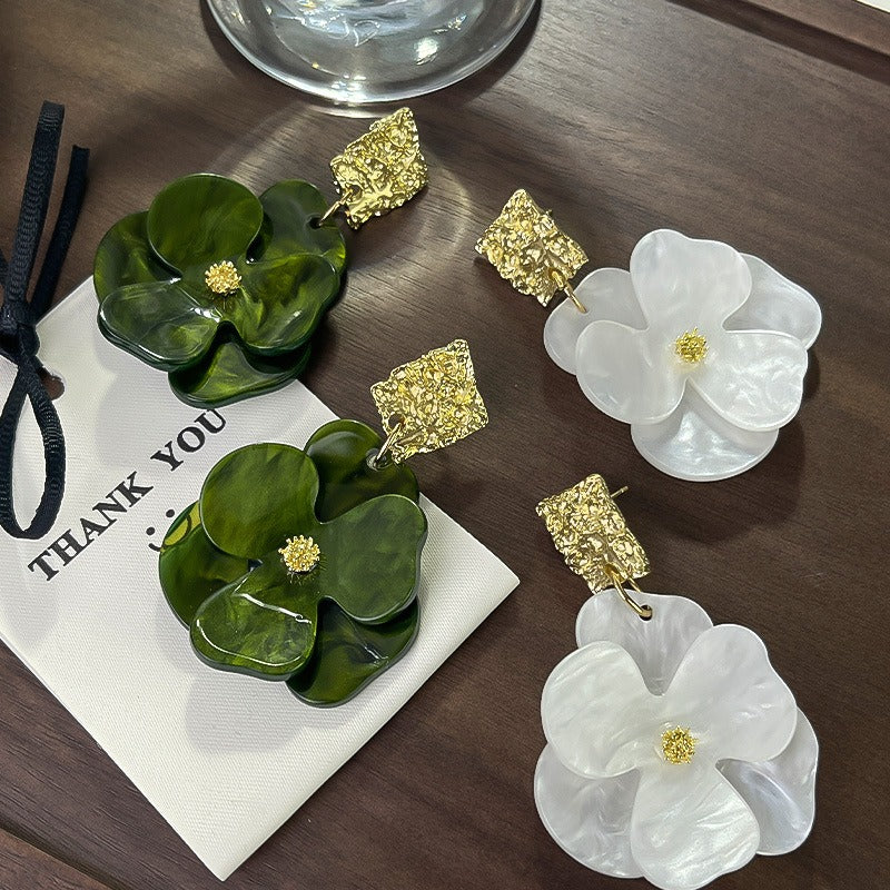 Kai – Ohrringe hängend von Blumen in Gold