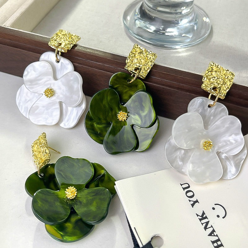 Kai – Ohrringe hängend von Blumen in Gold