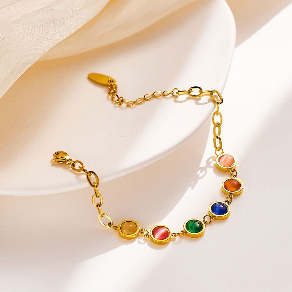 Maisie – Goldene Armbanduhr mit farbigem Stein