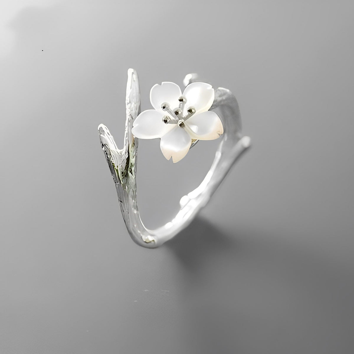 Lilou – Verstellbarer Vintage-Ring mit weisser Blume