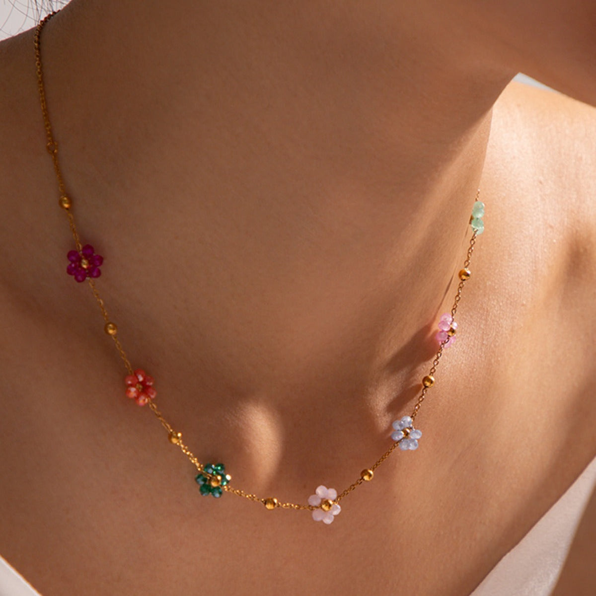 Karylle – Goldene Halskette mit kleinen bunten Blumen