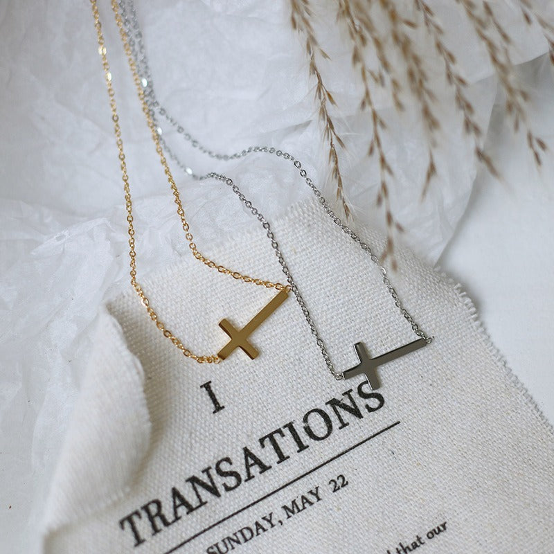 Nelly – Minimalistische Kreuzkette in Gold