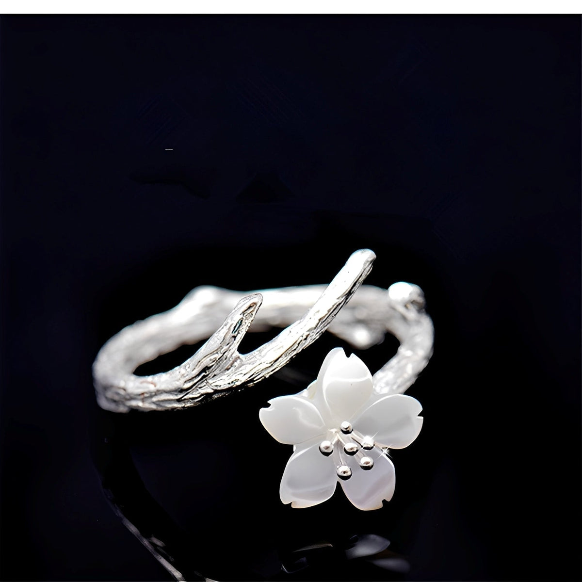 Lilou – Verstellbarer Vintage-Ring mit weisser Blume