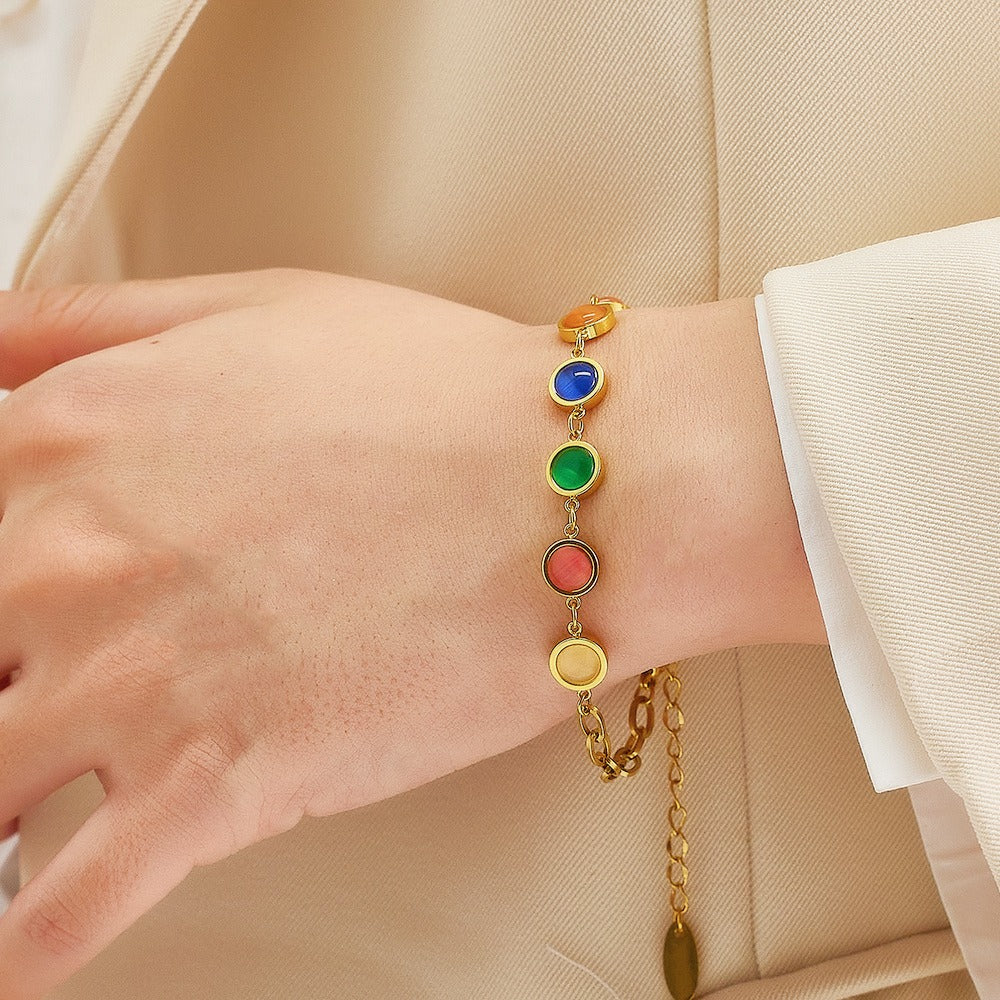 Maisie – Goldene Armbanduhr mit farbigem Stein