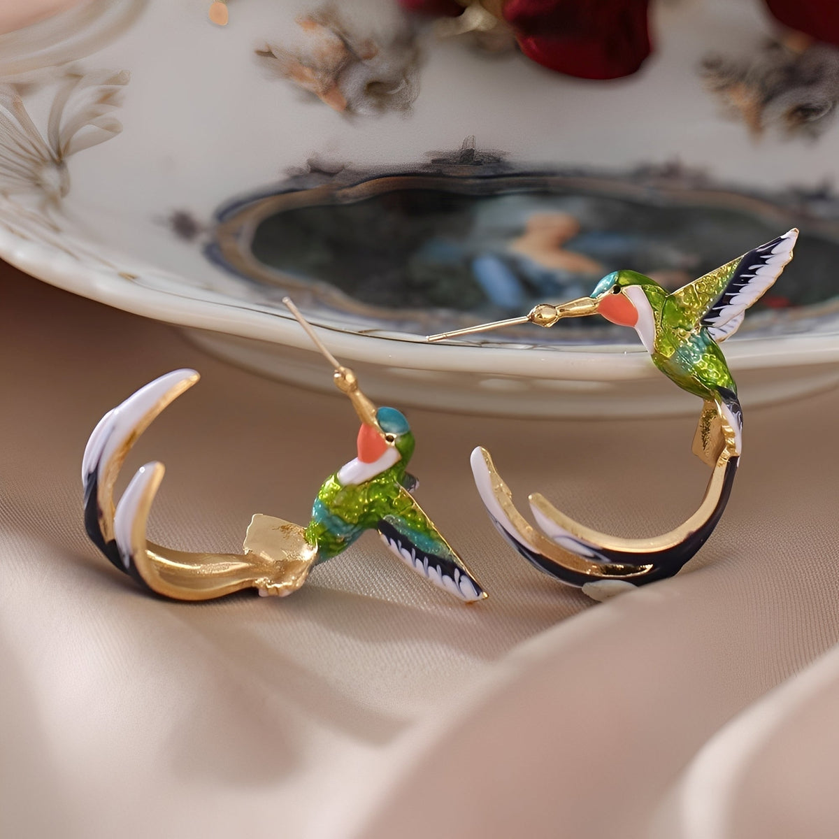 Wendy – Vintage emaillierte Kolibri-Ohrringe