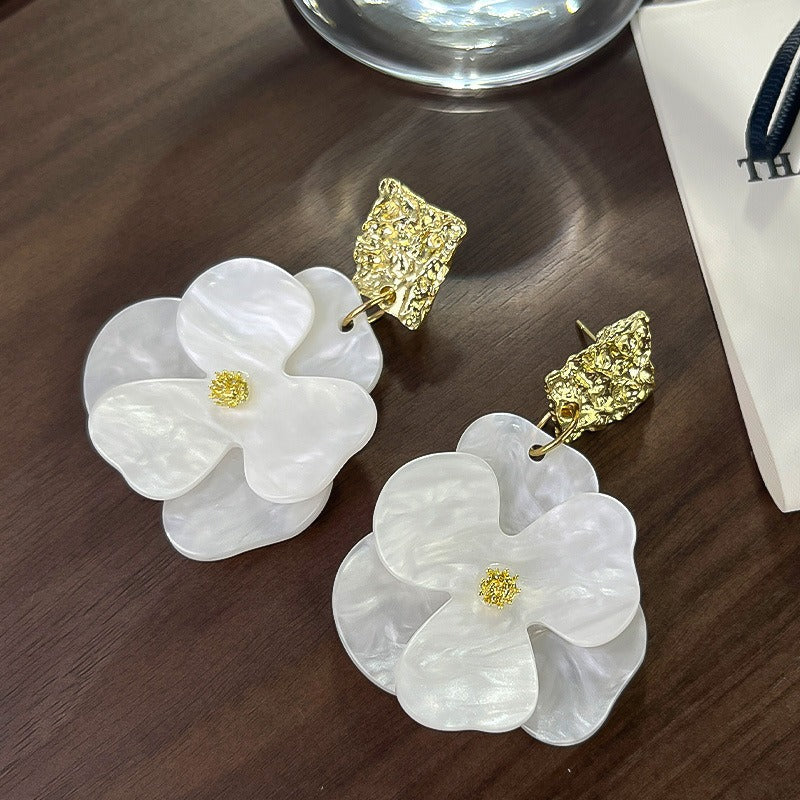 Kai – Ohrringe hängend von Blumen in Gold