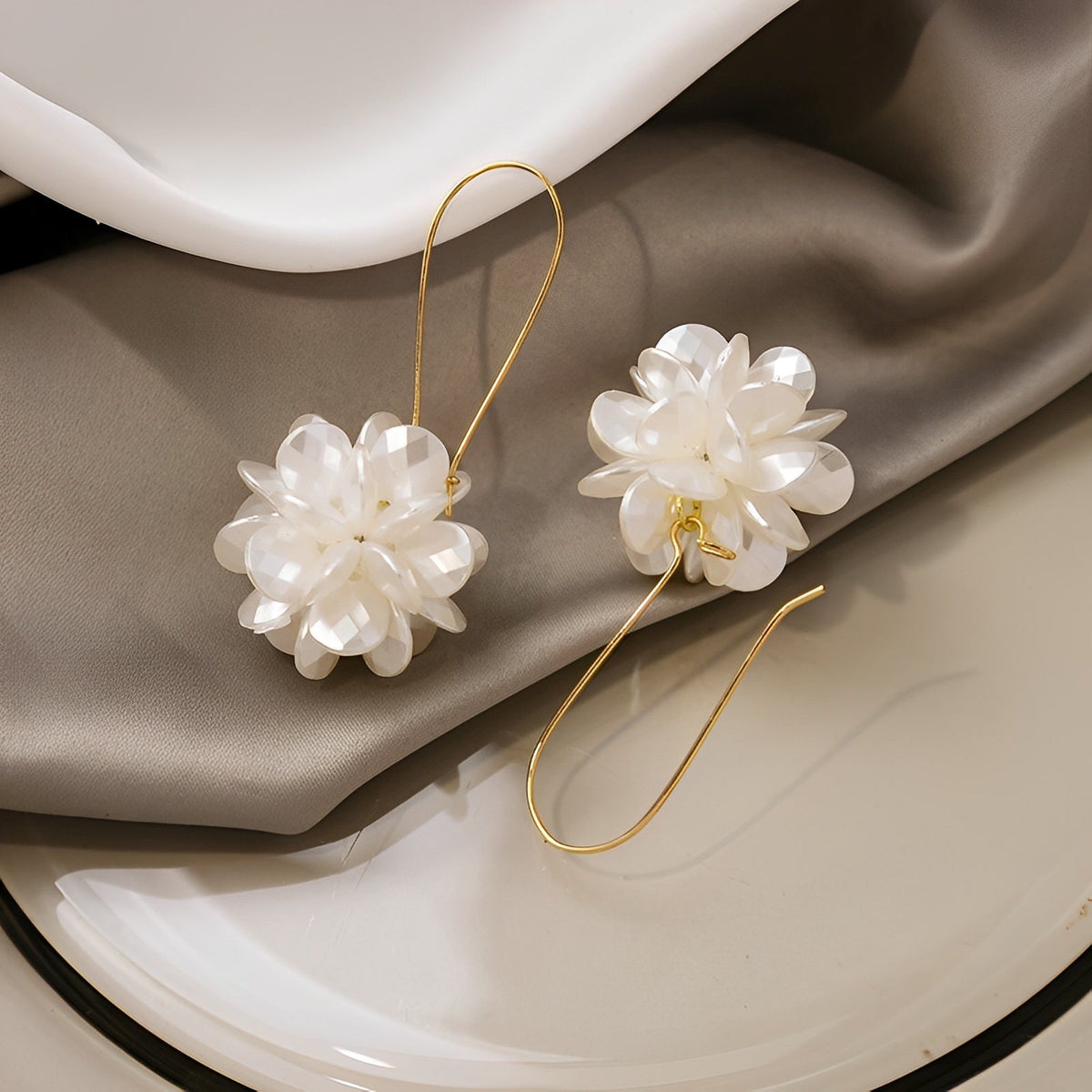 Florina – Ohrringe mit weißen Blumen und natürlichem Charme