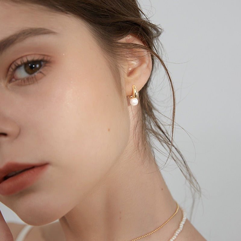 Maelle – Ohrringe golden mit einer einzigen Perle