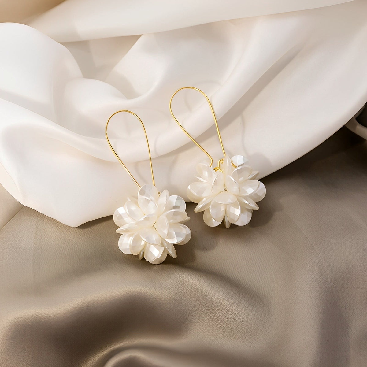 Florina – Ohrringe mit weißen Blumen und natürlichem Charme