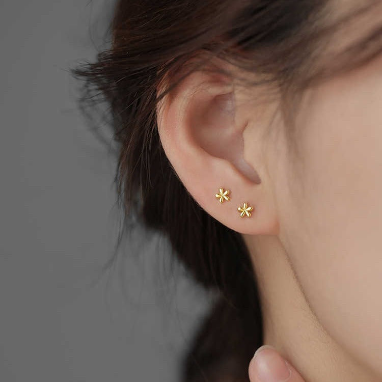 Lily – Kleine Ohrringe aus Gold