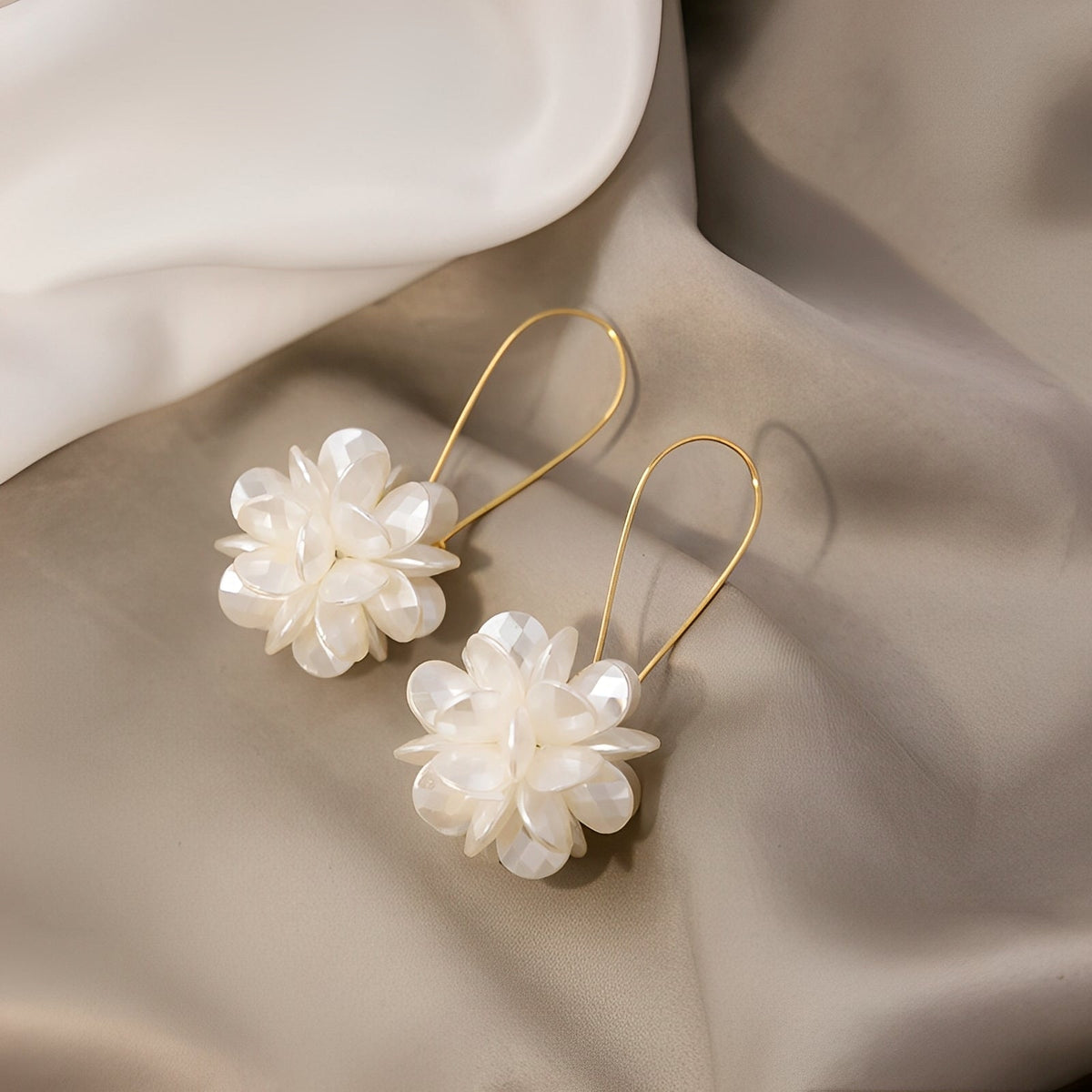 Florina – Ohrringe mit weißen Blumen und natürlichem Charme