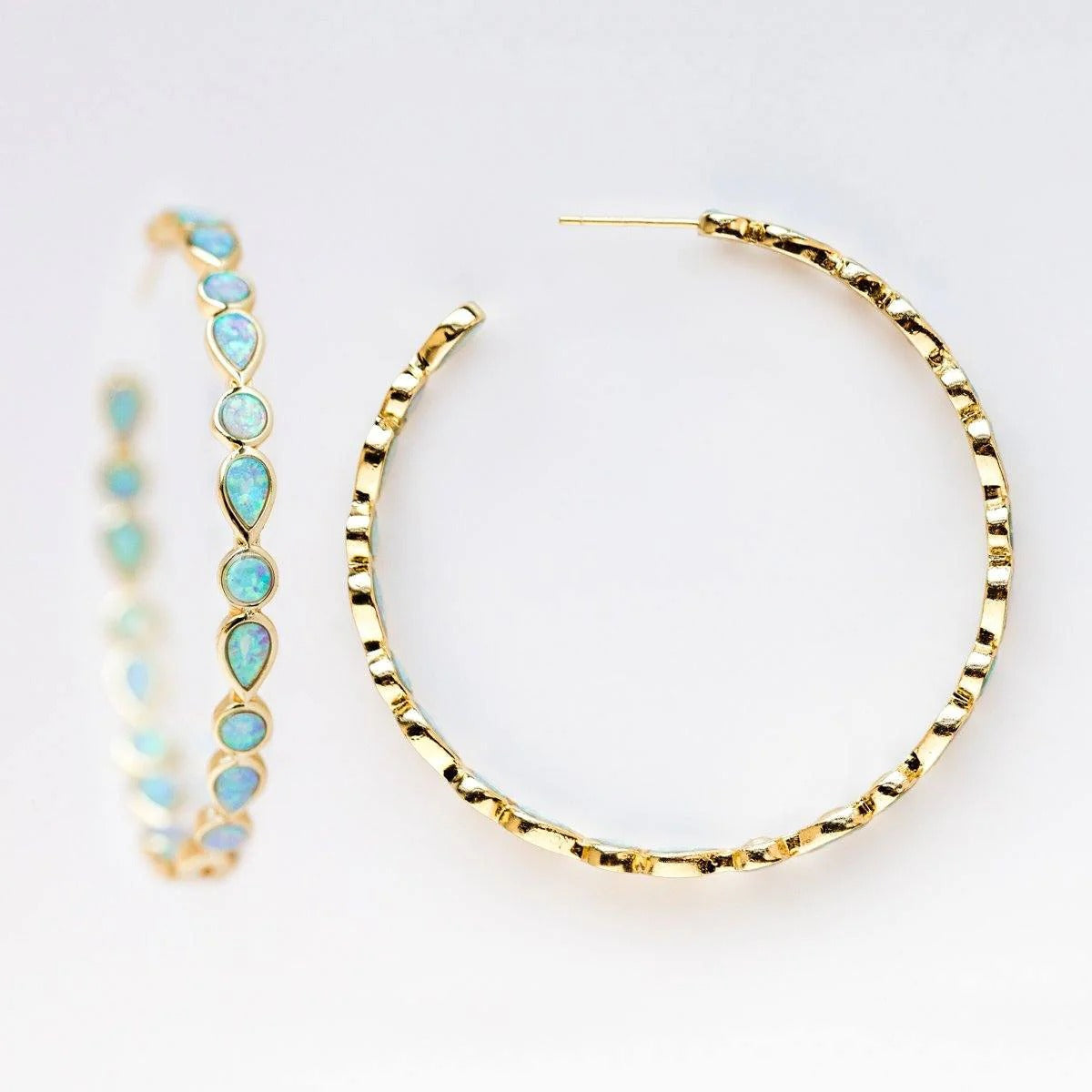 Raya – Vintage goldene Ohrringe mit blauem Opal