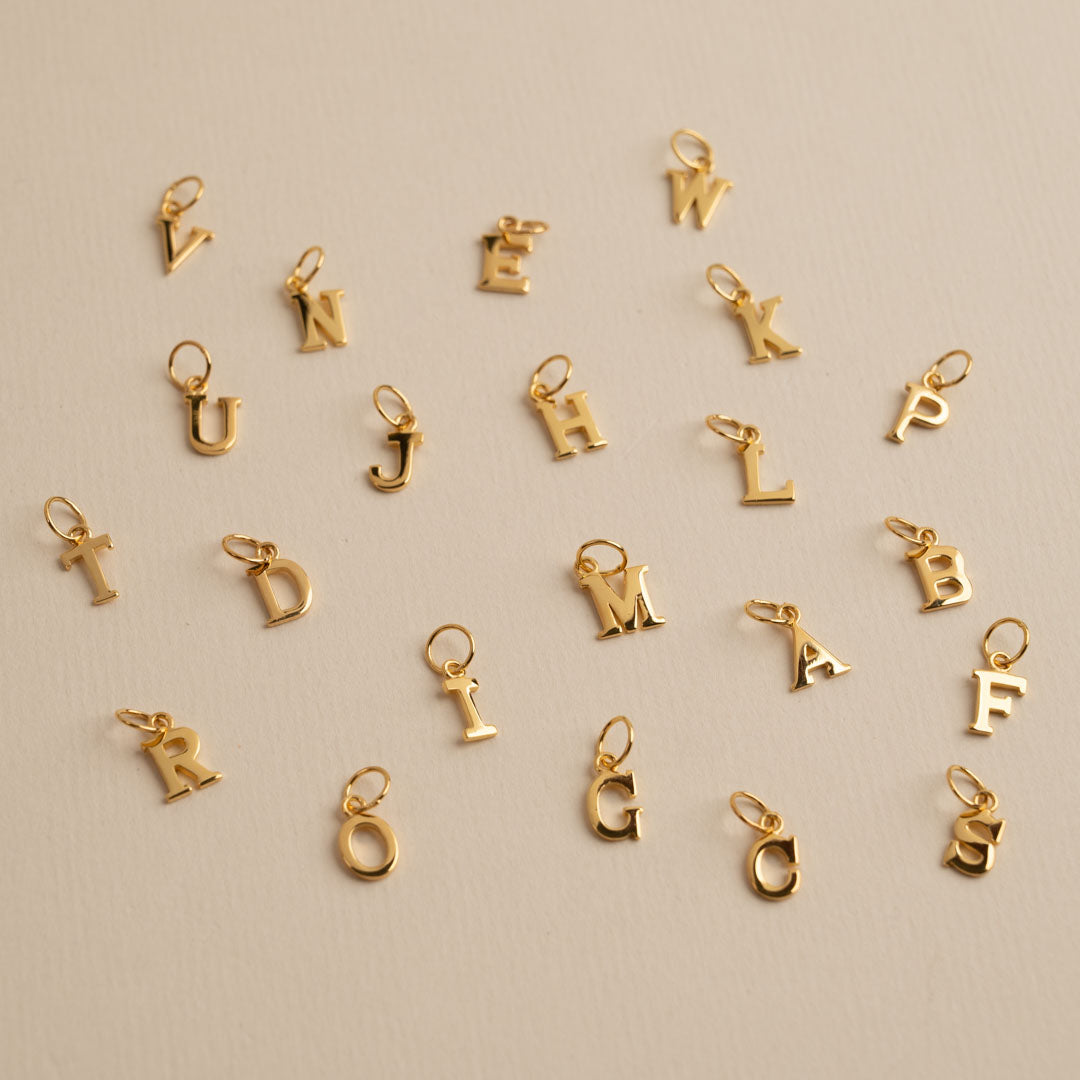 Sabrina - Halskette aus Goldbuchstaben