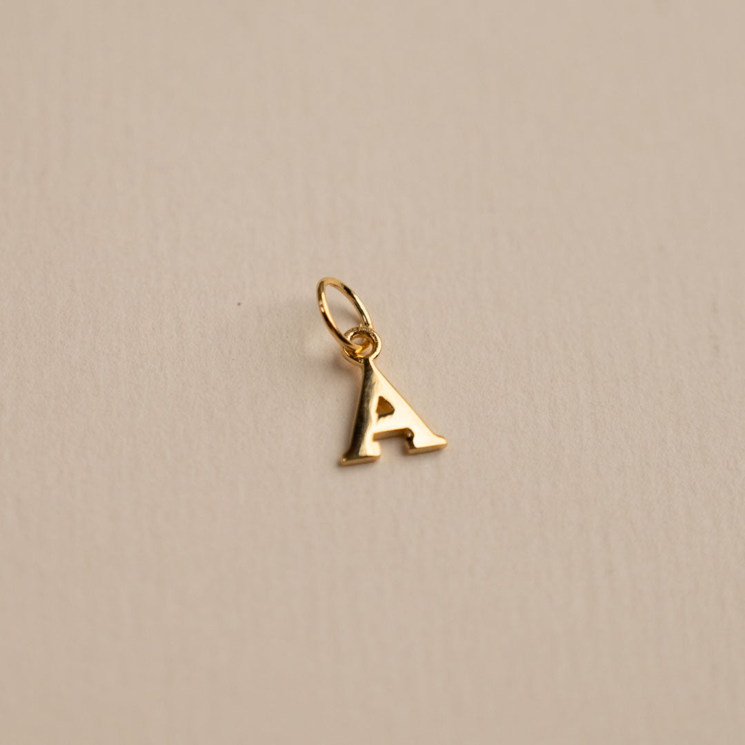 Sabrina - Halskette aus Goldbuchstaben
