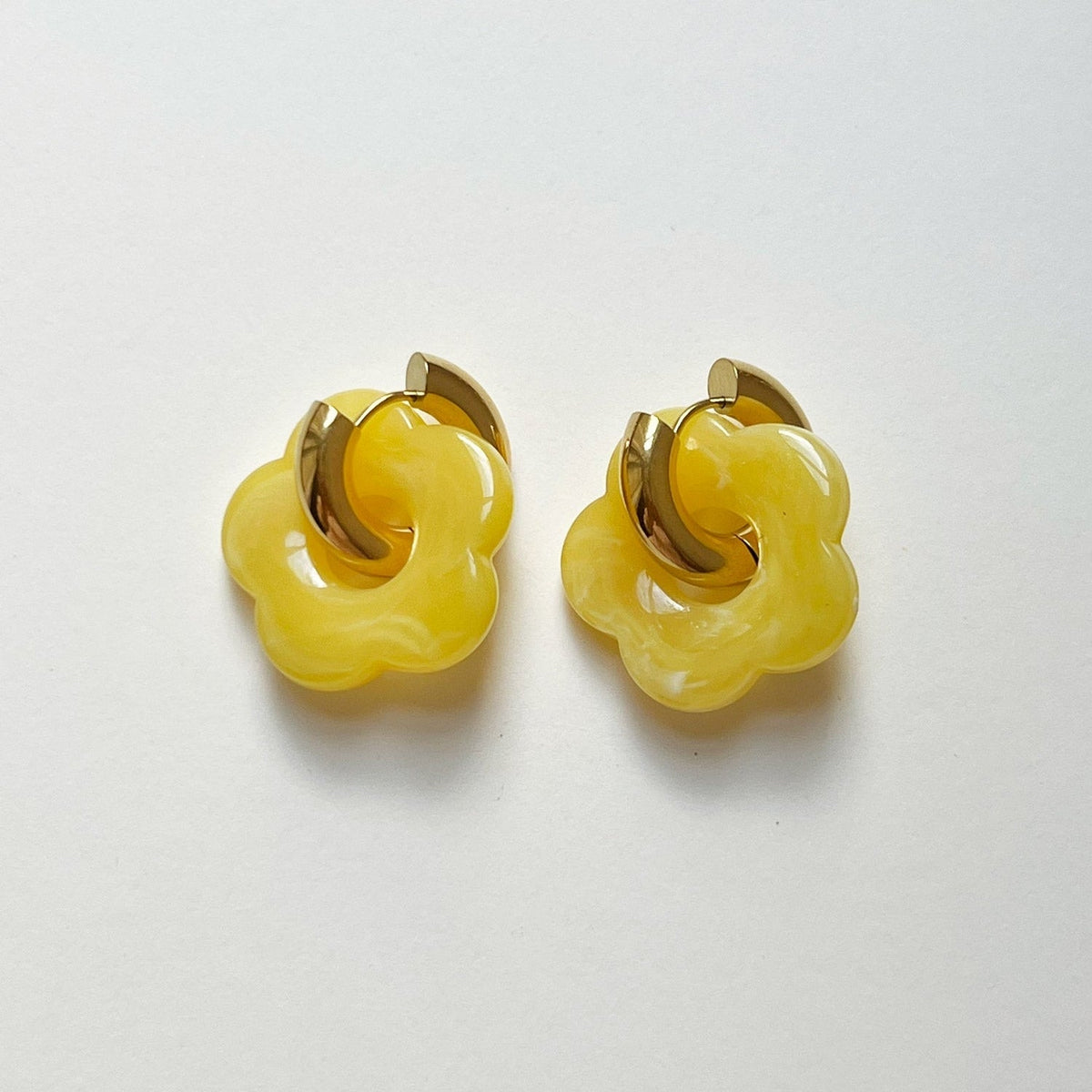 Gelbe Donut-Ohrringe mit Blumenanhänger